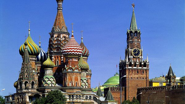 Храм Василия Блаженного и Спасская башня Кремля Храм Василия Блаженного и Спасская башня Кремля