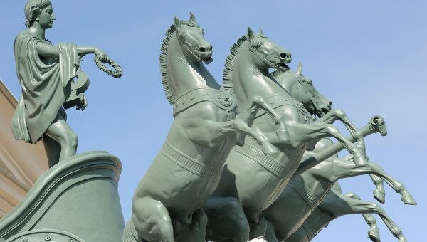 Квадрига Аполлона на здании Большого театра после реконструкции Квадрига Аполлона на здании Большого театра после реконструкции