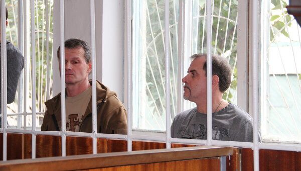 Летчики Владимир Садовничий (гражданин РФ, слева) и гражданин Эстонии Алексей Руденко (справа) на суде в Таджикистане Летчики Владимир Садовничий (гражданин РФ, слева) и гражданин Эстонии Алексей Руденко (справа) на суде в Таджикистане