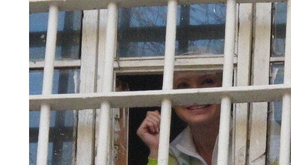 Тимошенко из окна камеры заверила сторонников, что все выдержит Тимошенко из окна камеры заверила сторонников, что все выдержит
