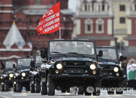 Шествие в честь 70-летней годовщины парада на Красной площади Шествие в честь 70-летней годовщины парада на Красной площади