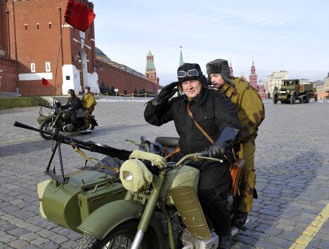 Шествие в честь 70-летней годовщины парада на Красной площади Шествие в честь 70-летней годовщины парада на Красной площади