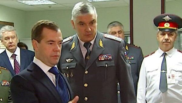 Медведев проверил, как работают полицейские в свой праздник Медведев проверил, как работают полицейские в свой праздник
