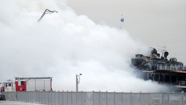 Пожар на борту загоревшегося в Москве трехпалубного теплохода Сергей Абрамов Пожар на борту загоревшегося в Москве трехпалубного теплохода Сергей Абрамов