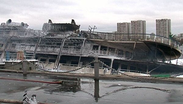 Пожар полностью уничтожил теплоход Сергей Абрамов. Видео с места ЧП Пожар полностью уничтожил теплоход Сергей Абрамов. Видео с места ЧП