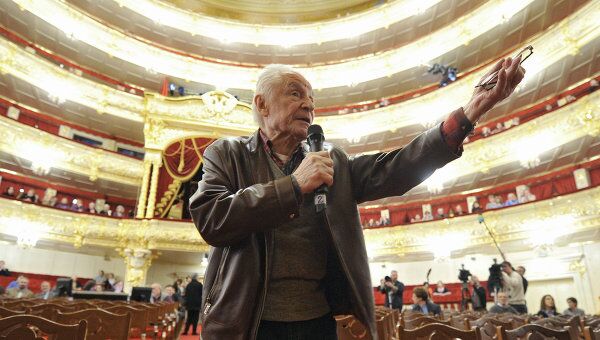 Балетмейстер Юрий Григорович перед началом репетиции балета П.И. Чайковского Спящая красавица в Государственном Академическом Большом театре. Архивное фото Балетмейстер Юрий Григорович перед началом репетиции балета П.И. Чайковского Спящая красавица в Государственном Академическом Большом театре. Архивное фото
