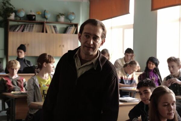 Константин Хабенский c учениками, принимающими участие в съемках картины Географ глобус пропил Константин Хабенский c учениками, принимающими участие в съемках картины Географ глобус пропил