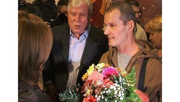 Летчик Садовничий в первые минуты на родине после шести месяцев тюрьмы Летчик Садовничий в первые минуты на родине после шести месяцев тюрьмы