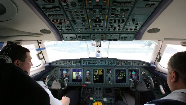 Пилоты готовятся к полету в кабине самолета. Архивное фото Пилоты готовятся к полету в кабине самолета. Архивное фото