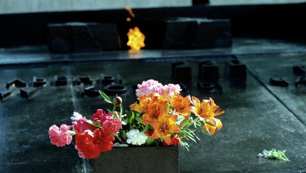 Мемориальная плита и Вечный огонь Мемориальная плита и Вечный огонь