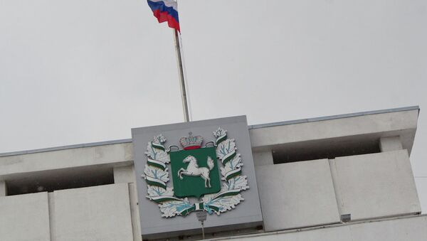 Герб и флаг на здании администрации Томской области, архивное фото Герб и флаг на здании администрации Томской области, архивное фото
