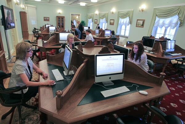 В электронном читальном зале Президентской библиотеки имени Б.Н.Ельцина В электронном читальном зале Президентской библиотеки имени Б.Н.Ельцина