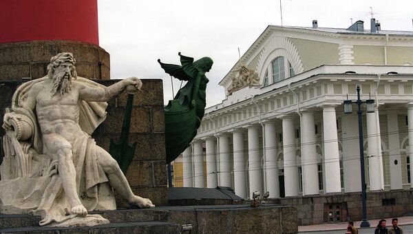 Здание Биржи на Стрелке Васильевского острова в Петербурге. Архивное фото Здание Биржи на Стрелке Васильевского острова в Петербурге. Архивное фото