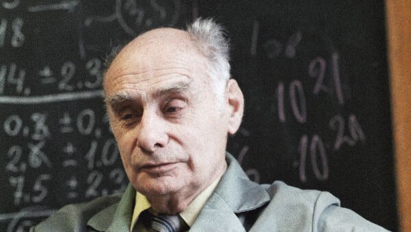 Член АН СССР Георгий Флеров Член АН СССР Георгий Флеров