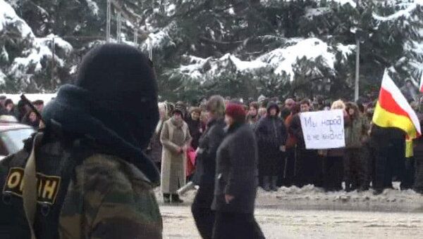 Сторонники Джиоевой несколько дней митингуют в центре Цхинвали Сторонники Джиоевой несколько дней митингуют в центре Цхинвали