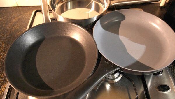 Какая сковороде без масла. Хорошая сковорода для жарки без масла. Тефлоновое или керамическое. Тефлоновая посуда это какая. Сколько служит сковородка.