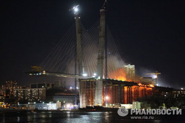 Горит строящийся мост во Владивостоке Горит строящийся мост во Владивостоке