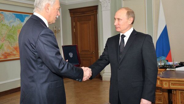 В.Путин вручил Б.Грызлову медаль П.А.Столыпина в Ново-Огарево В.Путин вручил Б.Грызлову медаль П.А.Столыпина в Ново-Огарево