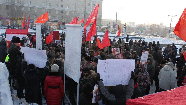 Более 300 человек пришли на митинг КПРФ в Омске за честные выборы Более 300 человек пришли на митинг КПРФ в Омске за честные выборы