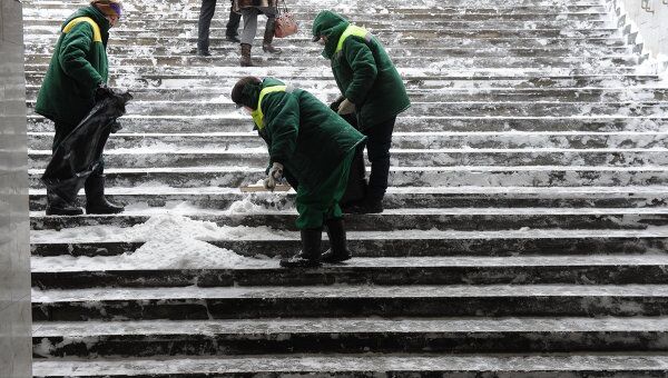 Уборка снега в центре Москвы. Архив Уборка снега в центре Москвы. Архив