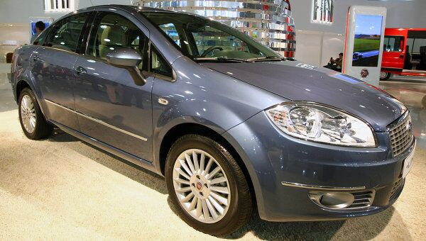 Автомобиль Fiat Linea на Московском международном автосалоне. Архив Автомобиль Fiat Linea на Московском международном автосалоне. Архив