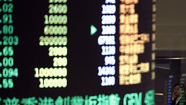 Мониторы Гонконгский фондовой биржи, показывающие индекс Hang Seng Мониторы Гонконгский фондовой биржи, показывающие индекс Hang Seng