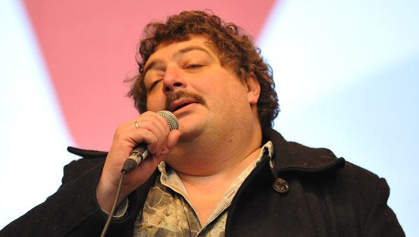 Писатель Дмитрий Быков выступает митинге оппозиции За честные выборы Писатель Дмитрий Быков выступает митинге оппозиции За честные выборы