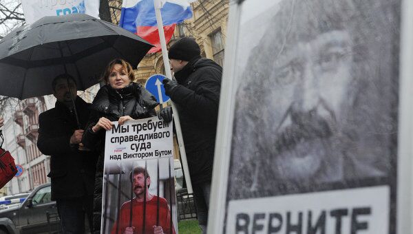Супруга Виктора Бута участвует в пикетировании консульства США в Санкт-Петербурге Супруга Виктора Бута участвует в пикетировании консульства США в Санкт-Петербурге