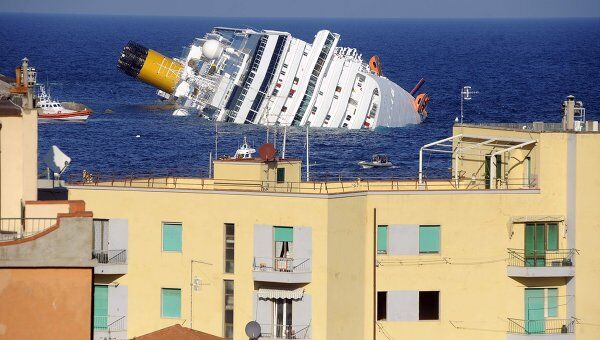 Затонувший у берегов Италии лайнер Costa Concordia Затонувший у берегов Италии лайнер Costa Concordia