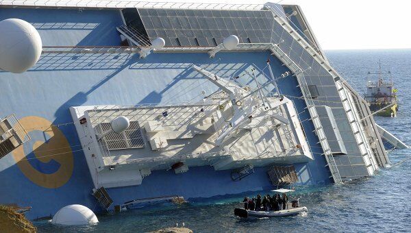 Затонувший у берегов Италии лайнер Costa Concordia Затонувший у берегов Италии лайнер Costa Concordia