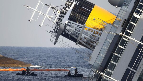 Затонувший у берегов Италии лайнер Costa Concordia Затонувший у берегов Италии лайнер Costa Concordia