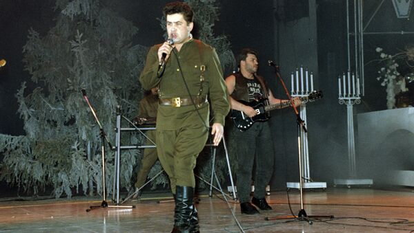 Солист и руководитель музыкальной группы Любэ Николай Расторгуев. 1991 год. Солист и руководитель музыкальной группы Любэ Николай Расторгуев. 1991 год.