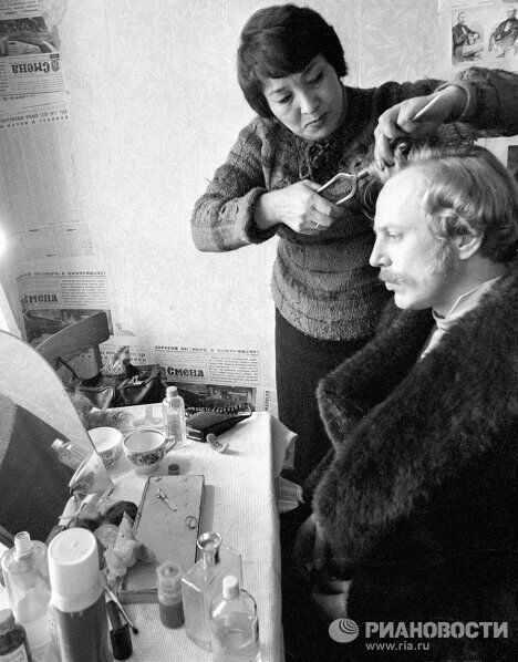 Актер Юрий Богатырев в гримерной Актер Юрий Богатырев в гримерной