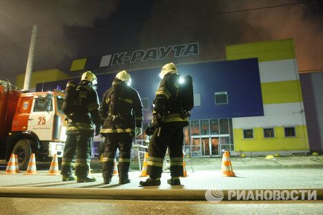 Пожар в гипермаркете К- Раута в Петербурге Пожар в гипермаркете К- Раута в Петербурге