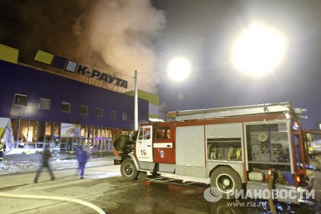 Пожар в гипермаркете К- Раута в Петербурге Пожар в гипермаркете К- Раута в Петербурге