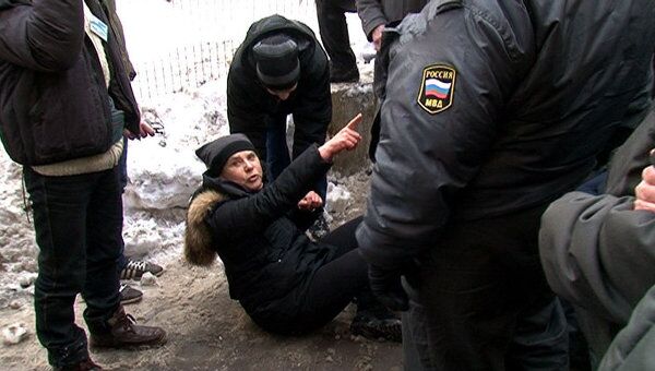 Догилева села на землю, выступая против работ в Козихинском переулке Догилева села на землю, выступая против работ в Козихинском переулке