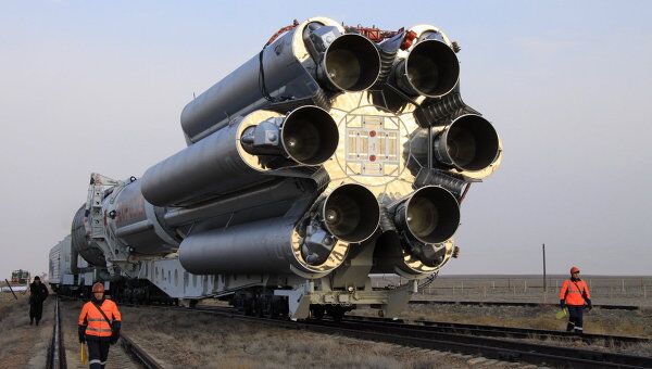 Вывоз ракеты Протон-М со спутником на стартовый комплекс. Архивное фото Вывоз ракеты Протон-М со спутником на стартовый комплекс. Архивное фото