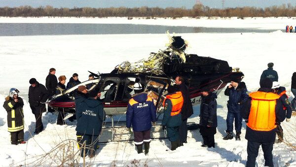 Подъем вертолета, упавшего в Волгу в Нижнем Новгороде Подъем вертолета, упавшего в Волгу в Нижнем Новгороде