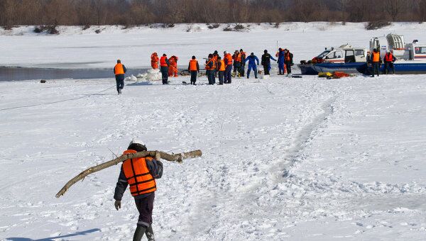 Подъем вертолета, упавшего в Волгу в Нижнем Новгороде Подъем вертолета, упавшего в Волгу в Нижнем Новгороде