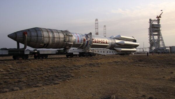 Вывоз ракеты Протон-М со спутником на стартовый комплекс Вывоз ракеты Протон-М со спутником на стартовый комплекс