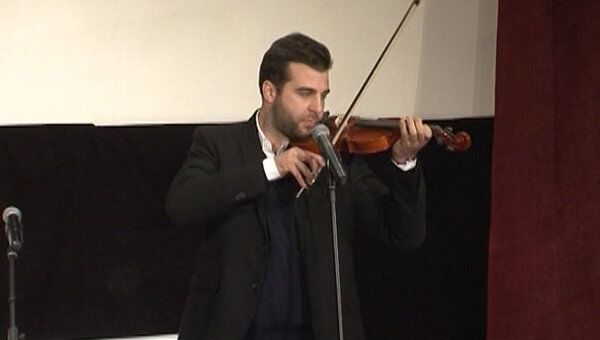 Иван Ургант фальшивил на скрипке на праздновании Всемирного дня театра Иван Ургант фальшивил на скрипке на праздновании Всемирного дня театра