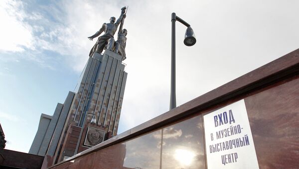 Московский выставочный центр Рабочий и колхозница. Архивное фото Московский выставочный центр Рабочий и колхозница. Архивное фото