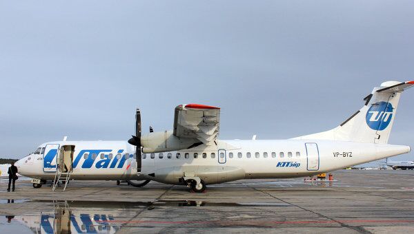 Самолет ATR-72 на взлетно-посадочной полосе аэропорта Сургута Самолет ATR-72 на взлетно-посадочной полосе аэропорта Сургута