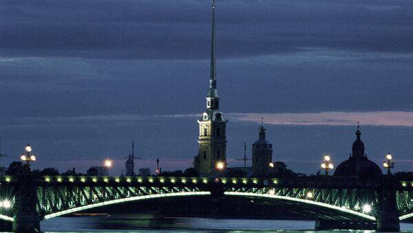 Петропавловская крепость и Дворцовый мост. Архивное фото Петропавловская крепость и Дворцовый мост. Архивное фото