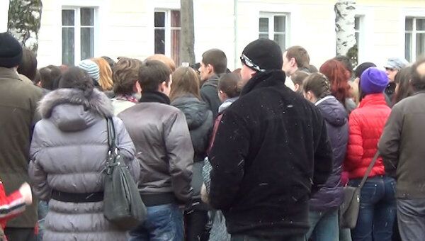 Гусевцы вышли на улицы с требованием наказать школьниц, избивших подругу Гусевцы вышли на улицы с требованием наказать школьниц, избивших подругу