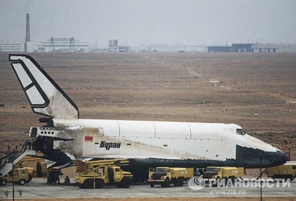 Орбитальный корабль Буран после приземления Орбитальный корабль Буран после приземления