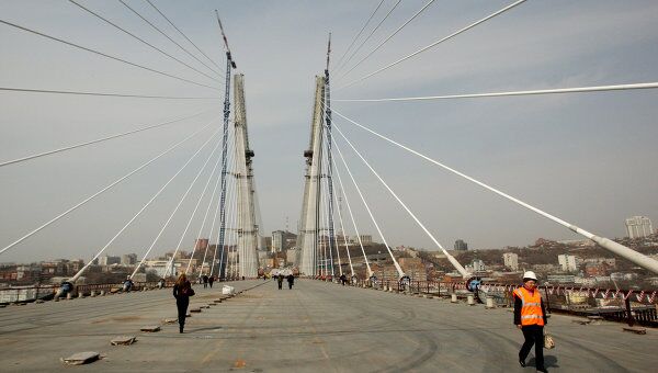 Мост через бухту Золотой Рог Мост через бухту Золотой Рог