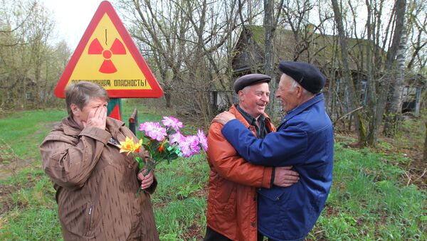 Переселенцам из деревни в зоне отчуждения Чернобыльской АЭС разрешили посетить свои дома Переселенцам из деревни в зоне отчуждения Чернобыльской АЭС разрешили посетить свои дома