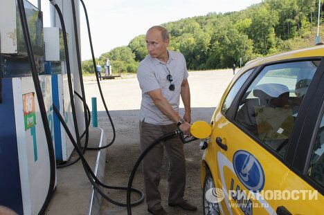 Премьер-министр РФ Владимир Путин во время поездки по новой трассе Чита – Хабаровск на машине Лада Калина Премьер-министр РФ Владимир Путин во время поездки по новой трассе Чита – Хабаровск на машине Лада Калина