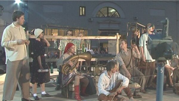 В Ночь музеев посетители слушали шумовую музыку и гуляли по траве В Ночь музеев посетители слушали шумовую музыку и гуляли по траве